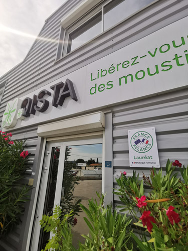 La plaque France Relance à l'entrée des locaux de Qista à Sénas